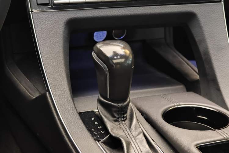 Used Toyota Avalon 2019 Dual-Engine 2.5L Luxury Edition China VI Standard Gear Lever