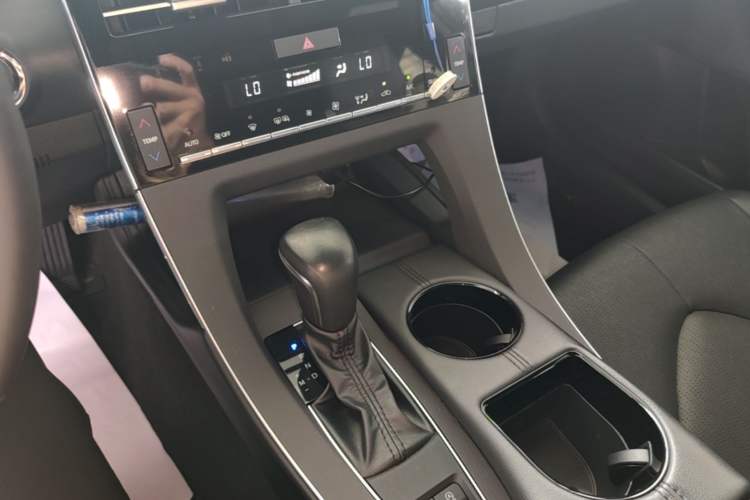 Used Toyota Avalon 2019 2.0L XLE Premium Edition China VI Gear Lever