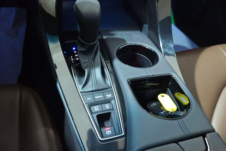 Used Toyota Avalon 2019 2.5L Ambition Version China VI Standard Gear Lever