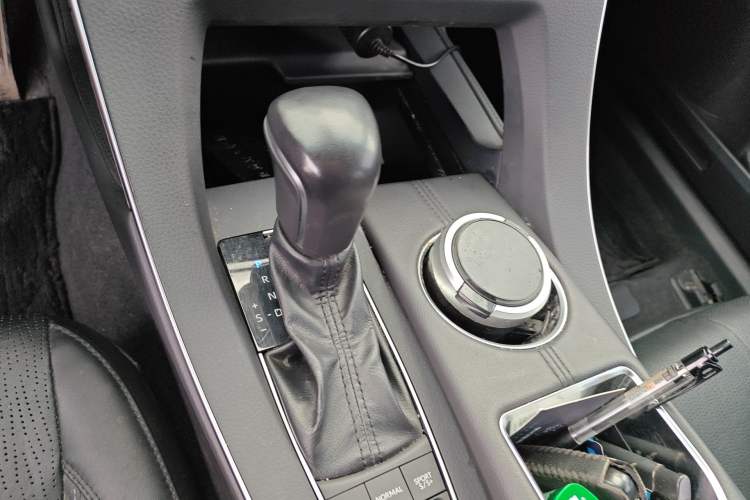 Used Toyota Avalon 2019 2.5L Touring Premium Version China VI Standard Gear Lever