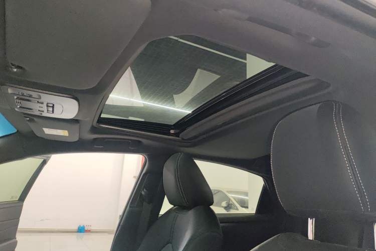Used Toyota Avalon 2019 2.5L Ambition Version China VI Standard Headliner