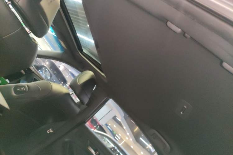 Used Toyota Avalon 2019 2.0L XLE Premium Edition China VI Headliner