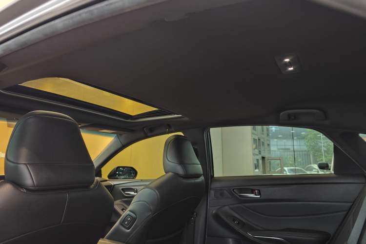 Used Toyota Avalon 2019 Dual-Engine 2.5L Luxury Edition China VI Standard Headliner