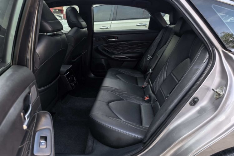 Used Toyota Avalon 2019 2.5L Touring Premium Version China VI Standard Interior 3