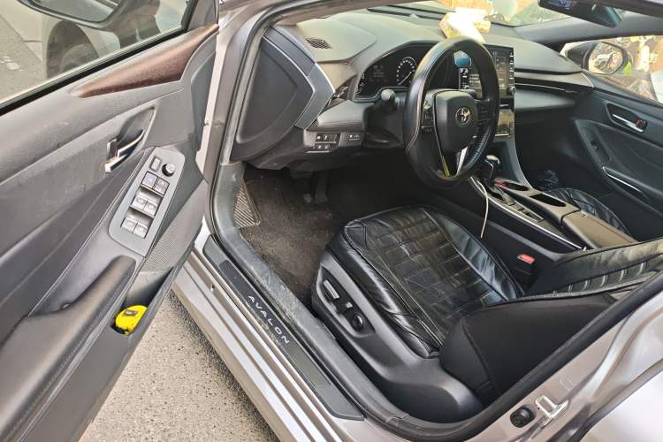 Used Toyota Avalon 2019 2.0L XLE Premium Edition China VI Interior 3