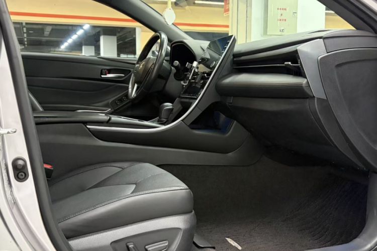 Used Toyota Avalon 2019 2.0L Luxury Edition China VI Standard Interior 3