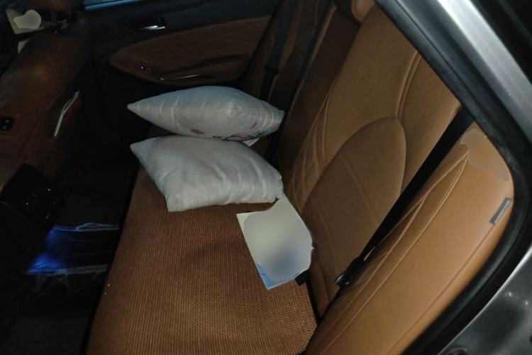 Used Toyota Avalon 2019 Dual-Engine 2.5L XLE Prestige Version China VI Standard Interior 4