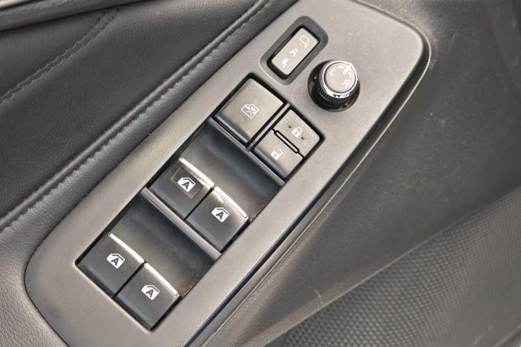 Used Toyota Avalon 2019 Dual-Engine 2.5L Luxury Edition China VI Standard Interior 4