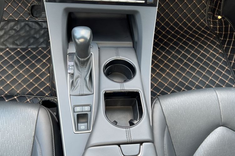 Used Toyota Avalon 2019 2.0L Luxury Edition China VI Standard Interior 9
