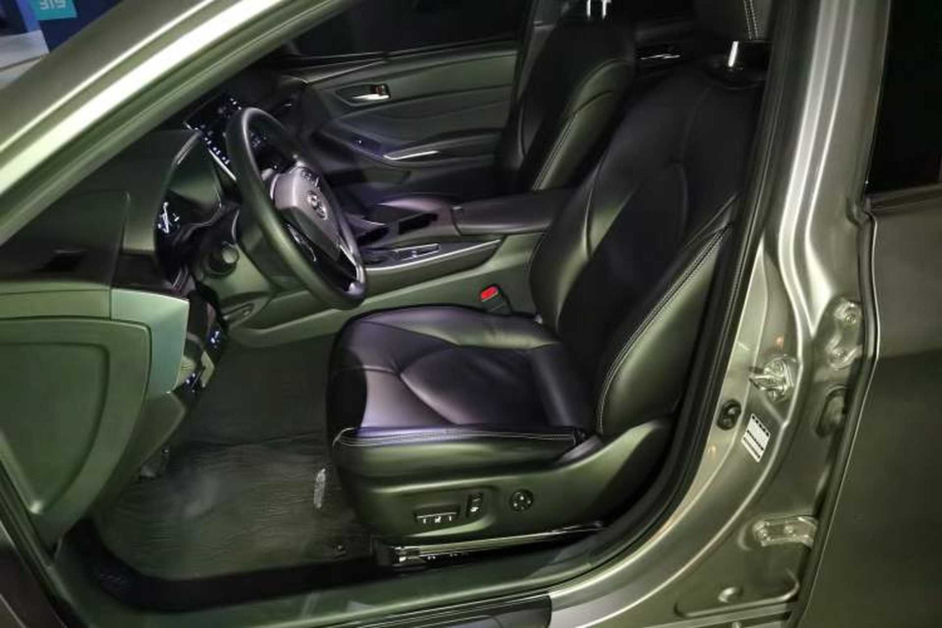 Used Toyota Avalon 2019 2.0L Ambition Edition China VI Left Front Seat
