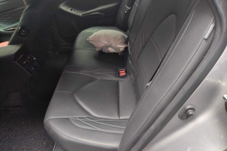 Used Toyota Avalon 2019 Dual-Engine 2.5L XLE Prestige Version China VI Standard Left Rear Seat