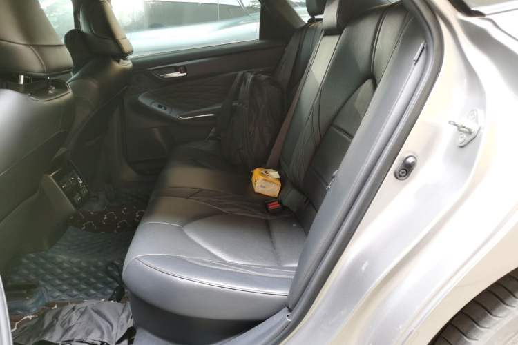Used Toyota Avalon 2019 Dual-Engine 2.5L XLE Prestige Version China VI Standard Left Rear Seat