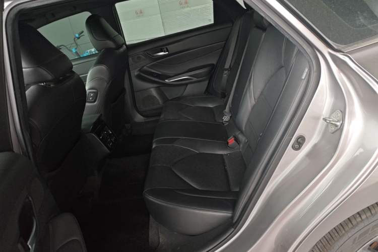 Used Toyota Avalon 2019 2.0L XLE Premium Edition China VI Left Rear Seat