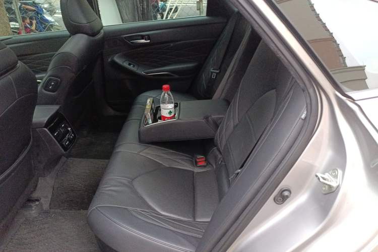 Used Toyota Avalon 2019 Dual-Engine 2.5L XLE Prestige Version China VI Standard Left Rear Seat