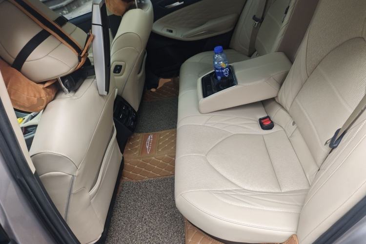 Used Toyota Avalon 2019 Dual-Engine 2.5L XLE Prestige Version China V Standard Left Rear Seat