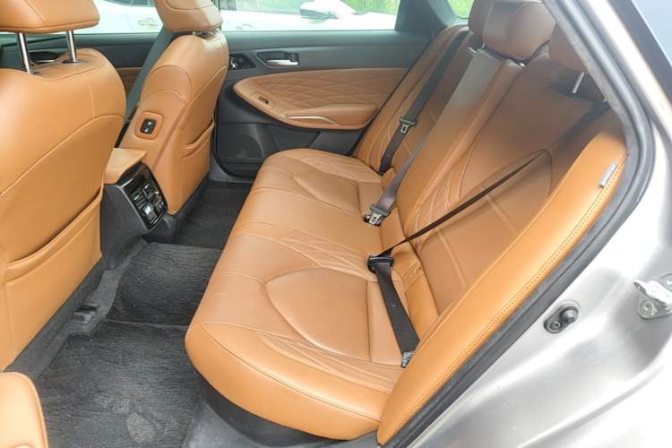 Used Toyota Avalon 2019 Dual-Engine 2.5L Limited Flagship Edition China V Standard Left Rear Seat