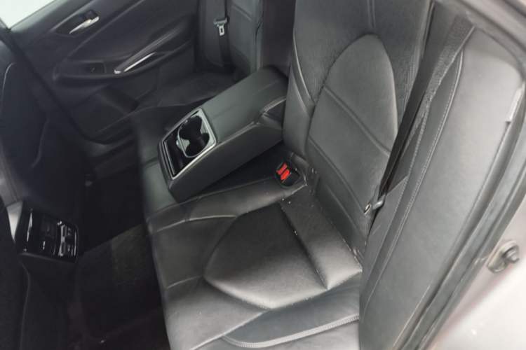 Used Toyota Avalon 2019 2.0L XLE Premium Edition China VI Left Rear Seat