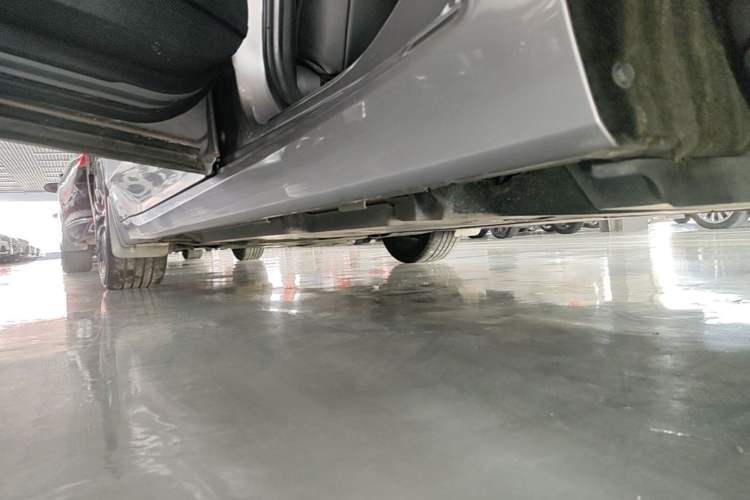 Used Toyota Avalon 2019 2.0L XLE Premium Edition China VI Left Side Sill
