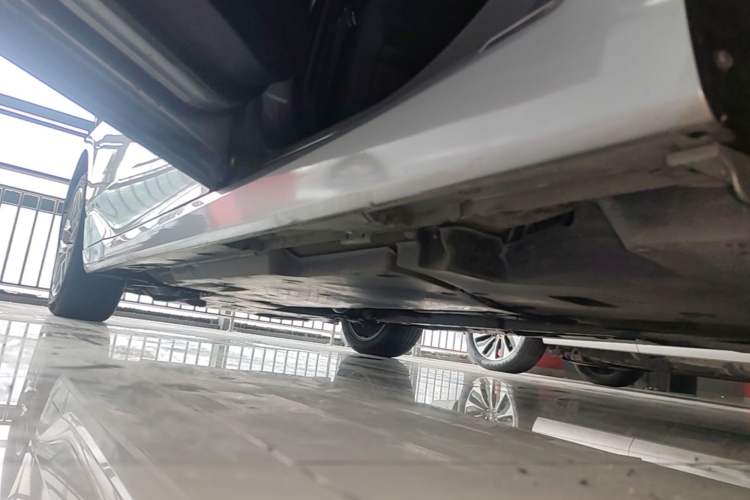 Used Toyota Avalon 2019 2.0L Luxury Edition China VI Standard Left Side Sill