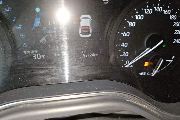 Used Toyota Avalon 2019 2.0L Ambition Edition China VI Odometer Close Up