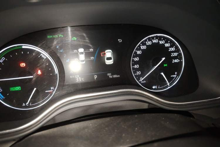 Used Toyota Avalon 2019 Dual-Engine 2.5L XLE Prestige Version China V Standard Odometer Close Up