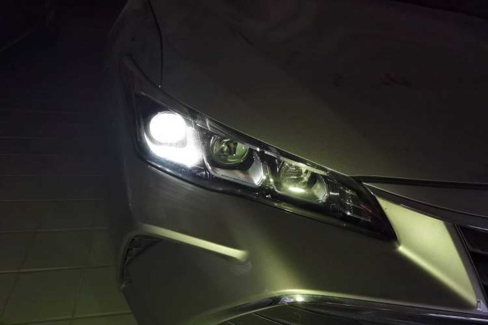 Used Toyota Avalon 2019 2.0L Ambition Edition China VI Right Front Headlight