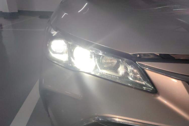 Used Toyota Avalon 2019 Dual-Engine 2.5L Luxury Edition China VI Standard Right Front Headlight