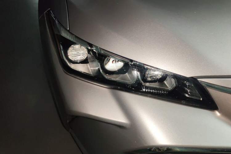 Used Toyota Avalon 2019 Dual-Engine 2.5L XLE Prestige Version China VI Standard Right Front Headlight