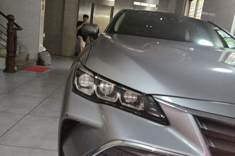 Used Toyota Avalon 2019 Dual-Engine 2.5L XLE Prestige Version China VI Standard Right Front Headlight