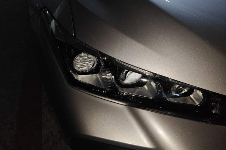 Used Toyota Avalon 2019 Dual-Engine 2.5L XLE Prestige Version China VI Standard Right Front Headlight