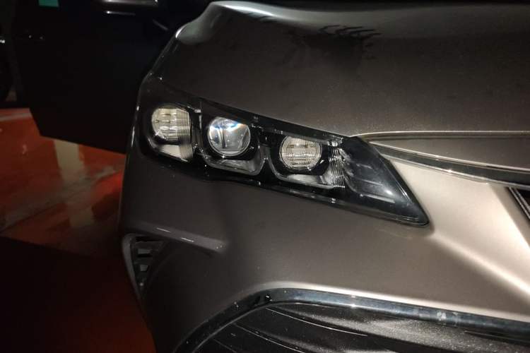 Used Toyota Avalon 2019 2.0L Luxury Edition China VI Standard Right Front Headlight