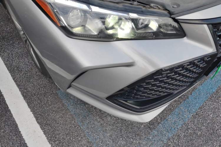 Used Toyota Avalon 2019 Dual-Engine 2.5L XLE Prestige Version China VI Standard Right Front Headlight