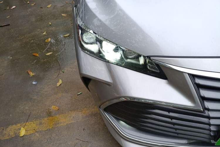 Used Toyota Avalon 2019 Dual-Engine 2.5L XLE Prestige Version China VI Standard Right Front Headlight