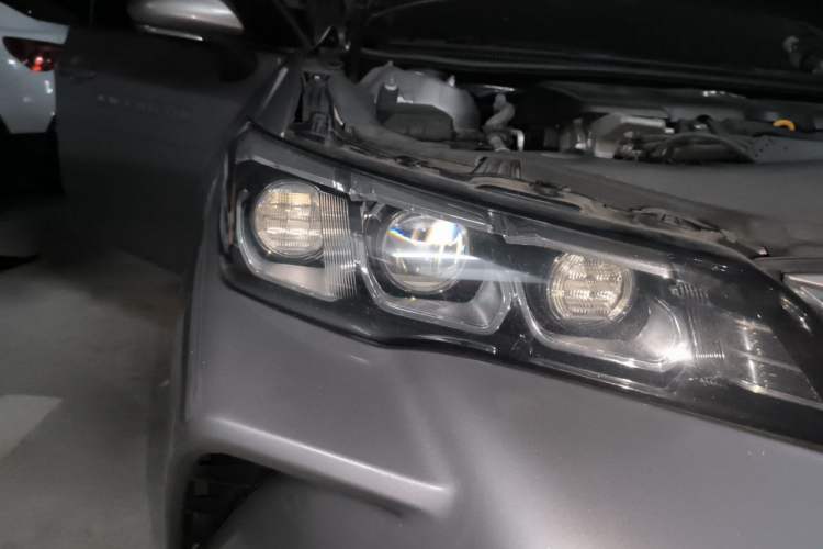 Used Toyota Avalon 2019 2.5L Ambition Version China VI Standard Right Front Headlight