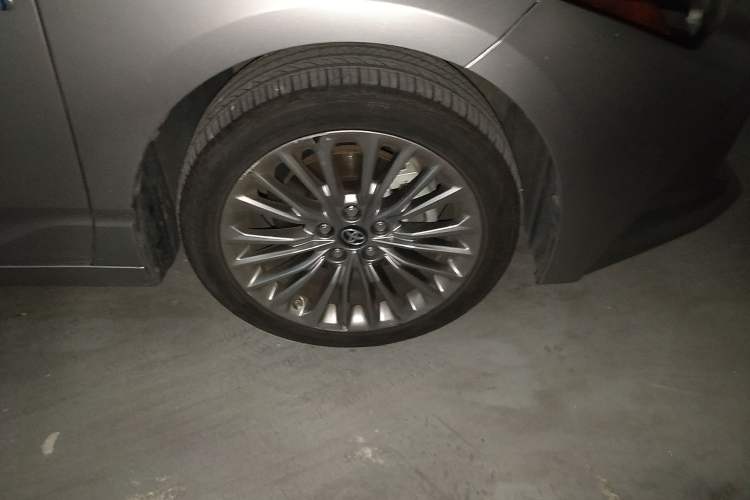 Used Toyota Avalon 2019 Dual-Engine 2.5L XLE Prestige Version China V Standard Right Front Wheel Hub