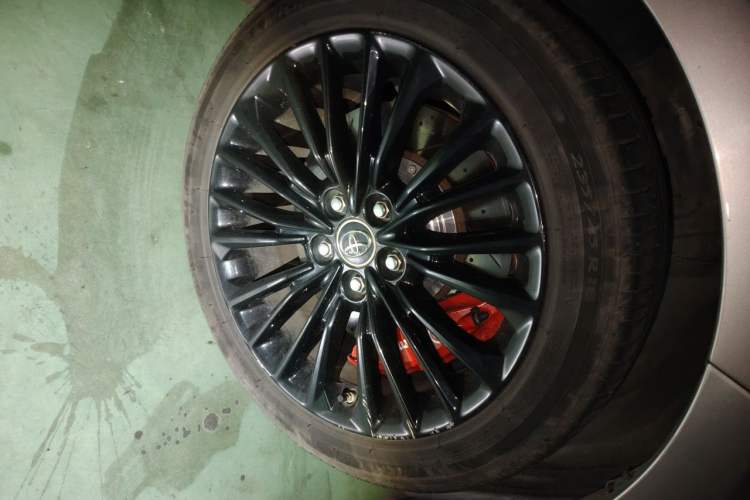 Used Toyota Avalon 2019 Dual-Engine 2.5L XLE Prestige Version China V Standard Right Front Wheel Hub