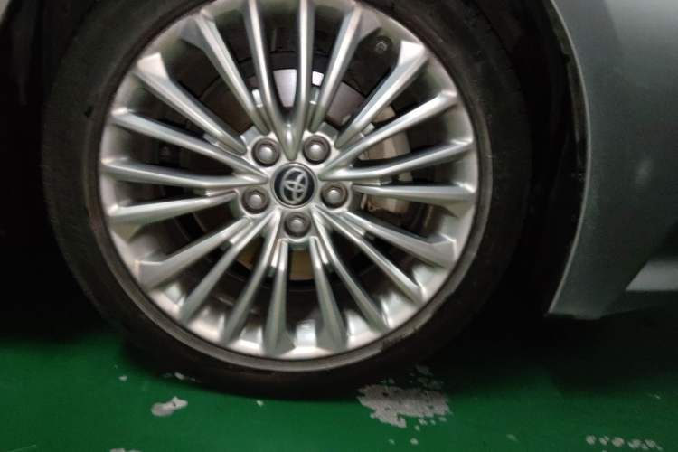 Used Toyota Avalon 2019 Dual-Engine 2.5L Limited Flagship Edition China V Standard Right Front Wheel Hub