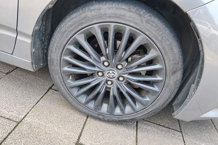 Used Toyota Avalon 2019 2.5L Touring Premium Version China VI Standard Right Front Wheel Hub