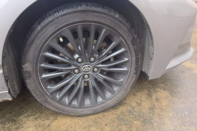 Used Toyota Avalon 2019 2.5L Touring Premium Version China VI Standard Right Front Wheel Hub