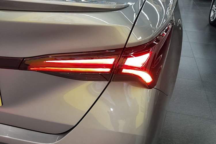 Used Toyota Avalon 2019 2.5L Ambition Version China VI Standard Right Rear Taillight