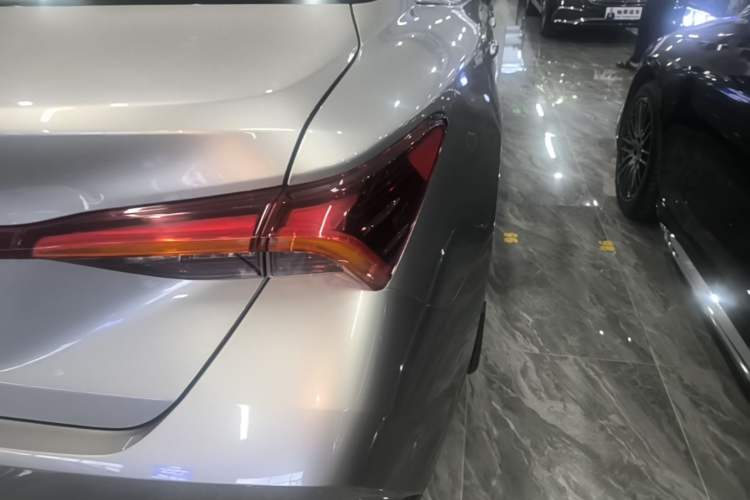 Used Toyota Avalon 2019 2.0L Luxury Edition China VI Standard Right Rear Taillight