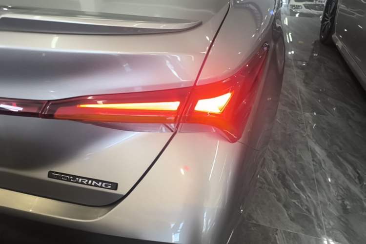 Used Toyota Avalon 2019 2.5L Touring Premium Version China VI Standard Right Rear Taillight