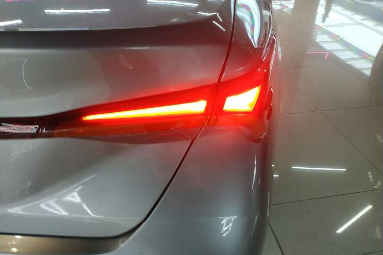 Used Toyota Avalon 2019 Dual-Engine 2.5L XLE Prestige Version China VI Standard Right Rear Taillight