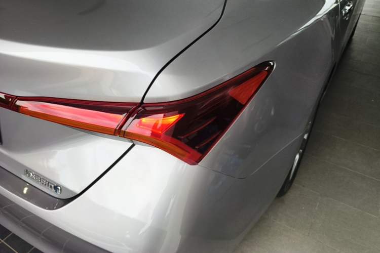 Used Toyota Avalon 2019 Dual-Engine 2.5L Luxury Edition China VI Standard Right Rear Taillight