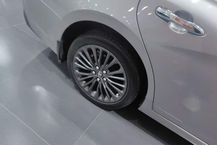Used Toyota Avalon 2019 2.0L XLE Premium Edition China VI Right Rear Wheel Hub