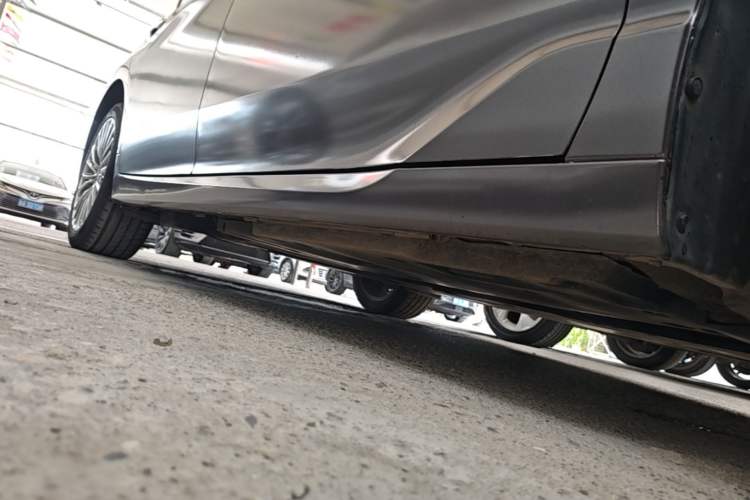 Used Toyota Avalon 2019 Dual-Engine 2.5L XLE Prestige Version China VI Standard Right Side Sill