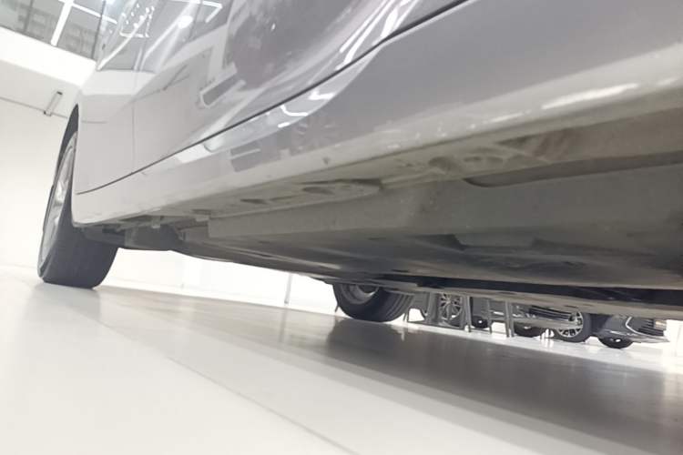 Used Toyota Avalon 2019 Dual-Engine 2.5L Luxury Edition China VI Standard Right Side Sill