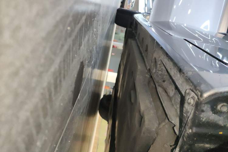 Used Toyota Avalon 2019 2.0L XLE Premium Edition China VI Right Side Sill