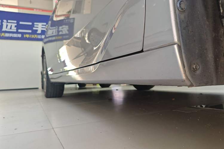 Used Toyota Avalon 2019 Dual-Engine 2.5L Luxury Edition China VI Standard Right Side Sill