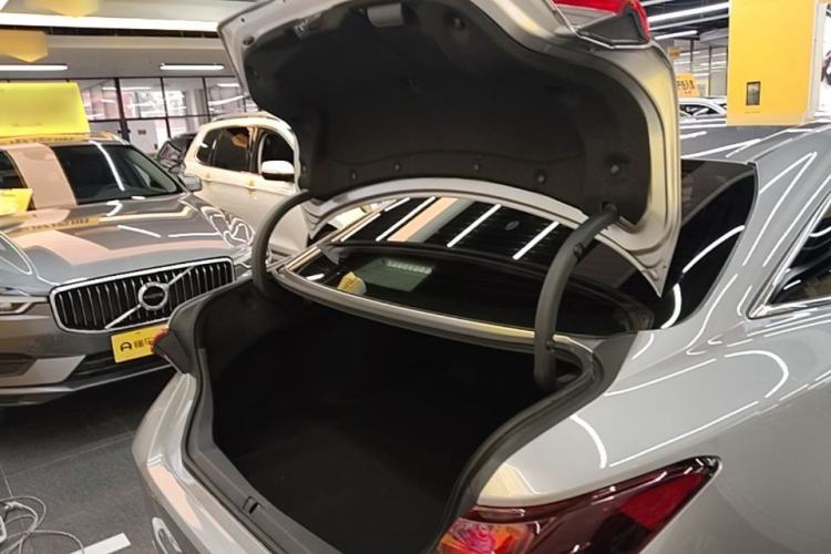 Used Toyota Avalon 2019 2.5L Ambition Version China VI Standard Trunk